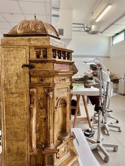 Dettaglio del processo di restauro del tabernacolo