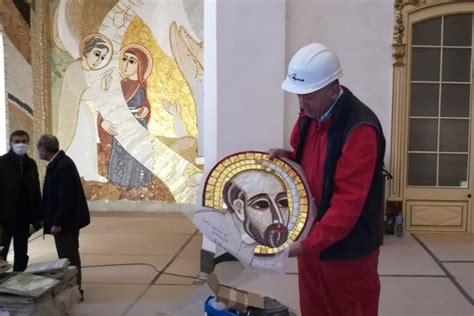 Foto del mosaico dell'atelier di Marko Rupnik nella parrocchia Maria Regina Mundi a Bologna