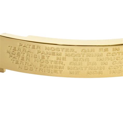Illustrazione di un bracciale con inciso il Padre Nostro