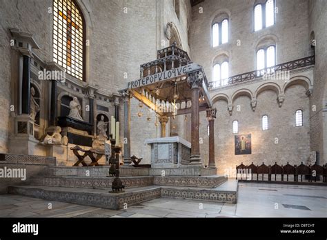 Altare di San Nicola e affreschi circostanti nella Chiesa di San Giuseppe a Bari