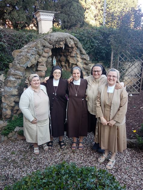 Foto di gruppo delle suore Brigidine in preghiera