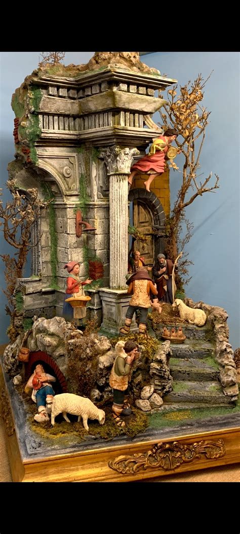 Foto di Don Antonio Maria Esposito mentre presenta un presepe