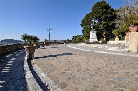 Foto d'epoca dei giardini di Piazza Nuova a Osimo, con possibili esempi di arte topiaria