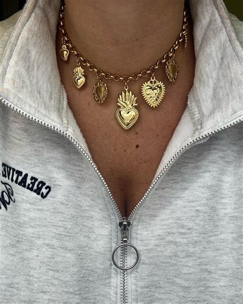 foto della collana Cuore Sacro con inciso