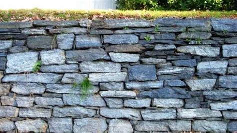 Immagine di un muretto in tufo realizzato con malta