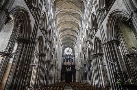 interno della Cattedrale di Noyon, con volte a crociera e vetrate