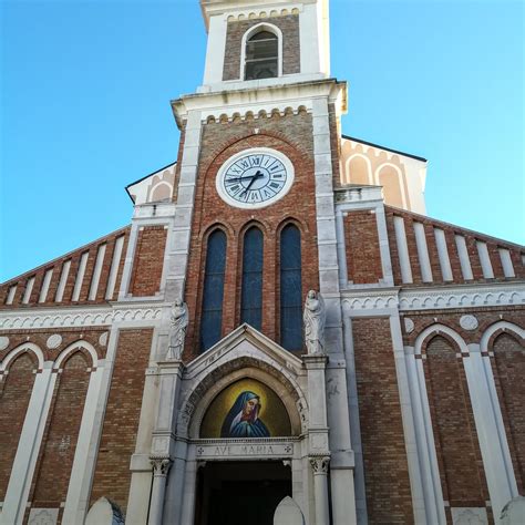 Veduta esterna della Chiesa Parrocchiale di Maria Santissima delle Grazie a Sant'Alessio Siculo, con enfasi sulla facciata e sul campanile