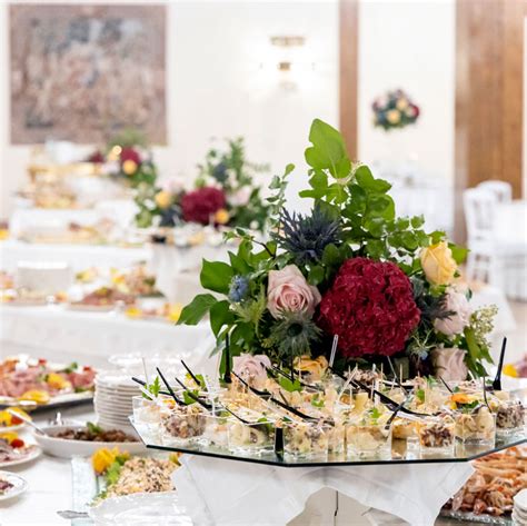 Allestimento di un banchetto di nozze in una sala ricevimenti elegante