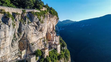 Immagine aerea del Santuario della Madonna della Corona incastonato nella roccia