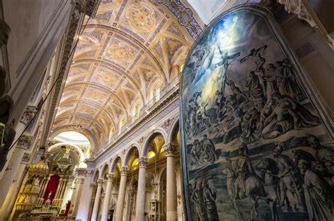 Interno della Chiesa Santa Maria del Lume, con navate, colonne e affreschi.