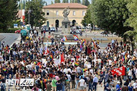 foto: persone che manifestano per la trasparenza in politica