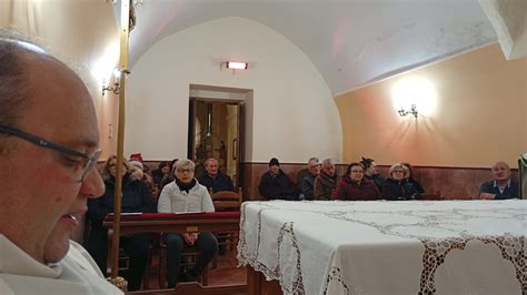 Immagine della comunità parrocchiale riunita in chiesa