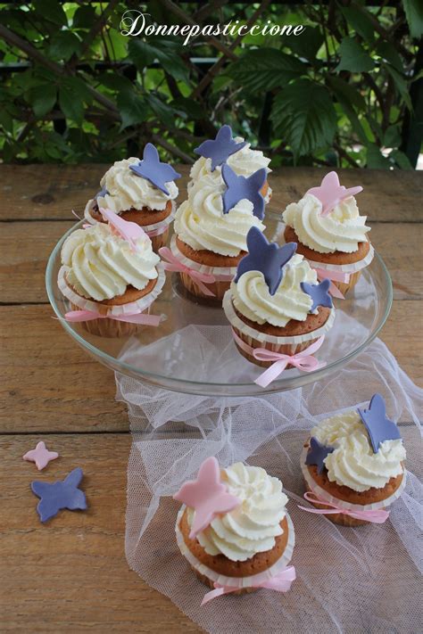 Cupcake decorati con frosting e piccole decorazioni pasquali/primaverili
