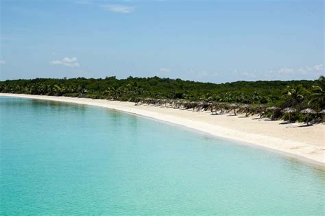 Foto di una spiaggia incontaminata di Cayo Santa María con sabbia bianca e acque cristalline