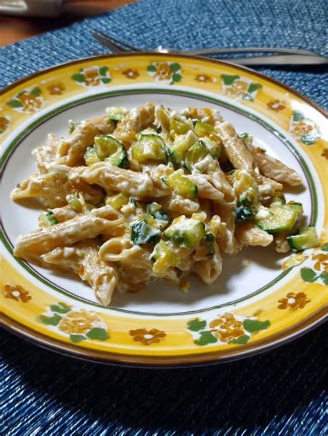 Foto di un piatto di pasta con zucchine, basilico e ricotta ben impiattato