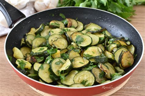 Immagine ravvicinata di zucchine saltate in padella con aglio
