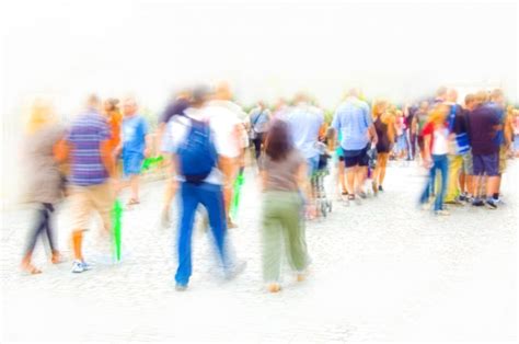 dipinto su Avvento, con persone che camminano verso una luce all'orizzonte
