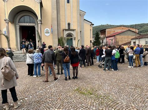 Illustrazione stilizzata di persone che escono da una chiesa dopo la messa, con un'aura di pace e unità