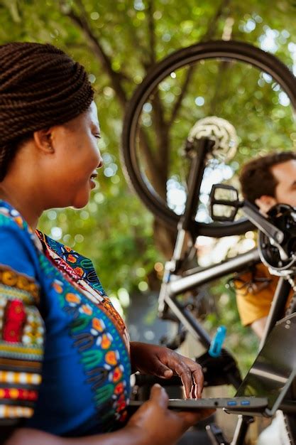 Foto di una comunità africana che ripara una cappella con materiali semplici, con espressioni di gioia e fede