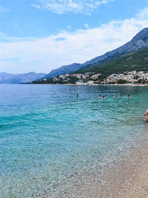 Spiaggia di Brela con attività acquatiche