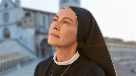 Ritratto di Suor Angela sorridente in abito da suora nel convento