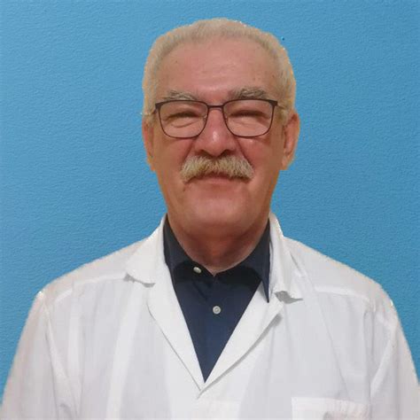 Dottor Pietro Santoro in ambiente ospedaliero, con un'espressione pensierosa