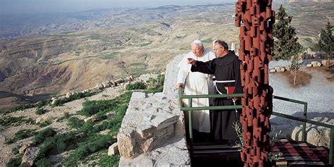Fotografia di padre Michele Piccirillo durante uno scavo archeologico