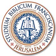 Vista interna della biblioteca dello Studium Biblicum Franciscanum con scaffali pieni di libri