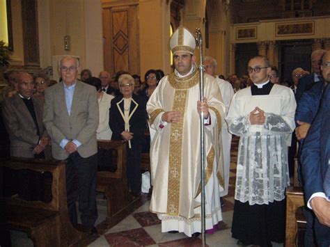 Foto di Monsignor Paolo Borgia durante una cerimonia