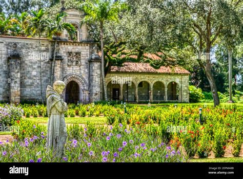 Foto panoramica dell'Ancient Spanish Monastery di Miami con i suoi giardini