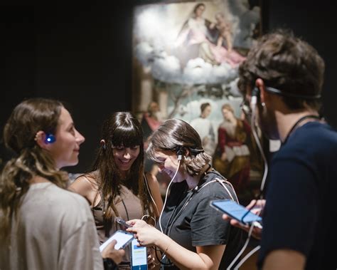 Immagine di visitatori con audioguide in un'esposizione