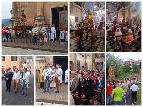 Illustrazione o foto di una festa patronale in un paese del Sud Italia, con una processione e la folla che usa ventagli devozionali