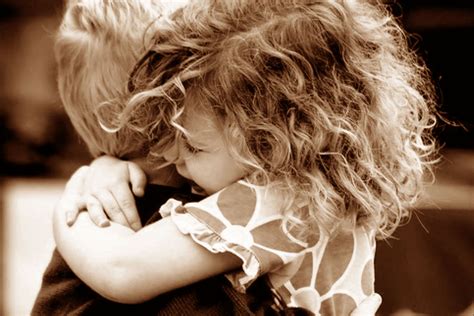 Un bambino che abbraccia un genitore per cercare conforto