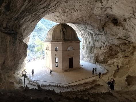 Vista panoramica della Gola di Frasassi con il Tempio del Valadier
