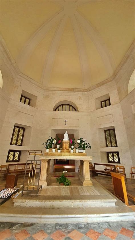 Interno del Tempio del Valadier con l'altare