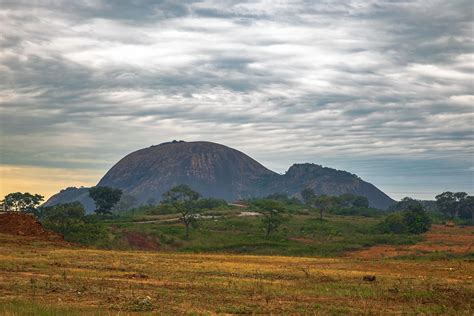 vista di Aso Rock con il complesso della Nigerian National Assembly