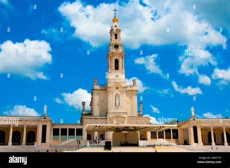 Esterno della Basilica di Nostra Signora del Rosario a Fátima