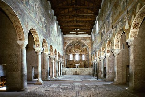 Immagine dell'Abbazia di Pomposa, mettendo in risalto la sua imponenza e i dettagli architettonici.