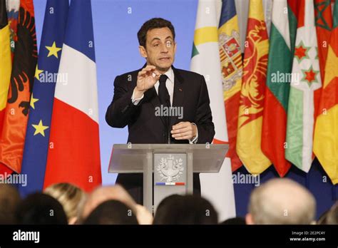 Foto di Nicolas Sarkozy durante un discorso pubblico sulla laicità o l'integrazione