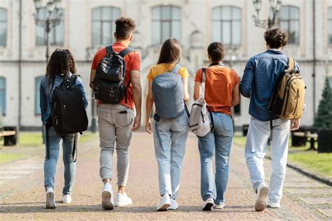 Immagine di studenti francesi con zaini, alcuni con simboli religiosi discreti, altri senza, in un contesto scolastico