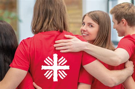 fotografia di giovani volontari Caritas impegnati in attività di supporto alla comunità
