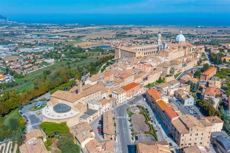 Veduta esterna del Santuario di Loreto, con il borgo e il paesaggio circostante