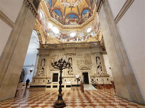 Interno della Santa Casa con le pareti originali e il rivestimento marmoreo