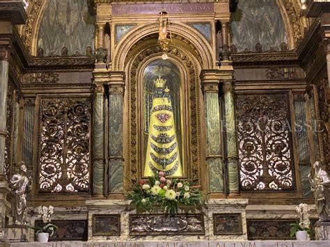 Dettaglio della statua della Madonna Nera di Loreto all'interno della Santa Casa