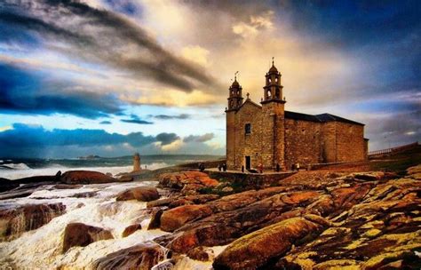 Foto panoramica del Santuario della Vergine della Barca a Muxia prima dell'incendio, con l'oceano sullo sfondo