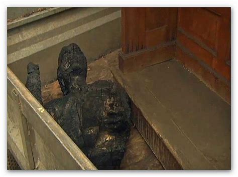 Foto ravvicinata dei resti carbonizzati all'interno del Santuario di Muxia dopo l'incendio