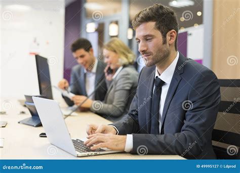 Uomo d'affari che lavora al computer con un calendario festivo sullo sfondo