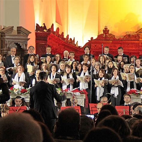 Foto di un coro polifonico durante una celebrazione solenne