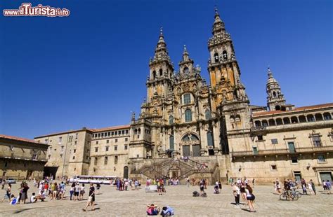 Foto aerea della Cattedrale di Santiago de Compostela all'alba
