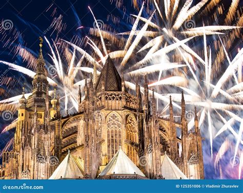 Fuochi d'artificio sulla facciata della Cattedrale di Santiago durante le Feste dell'Apostolo